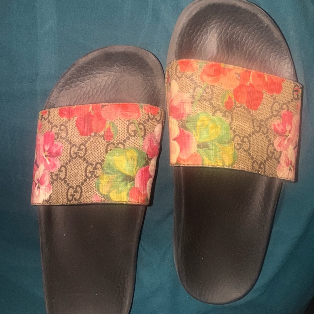 Gucci Black and Pink Sandals with Signature Style